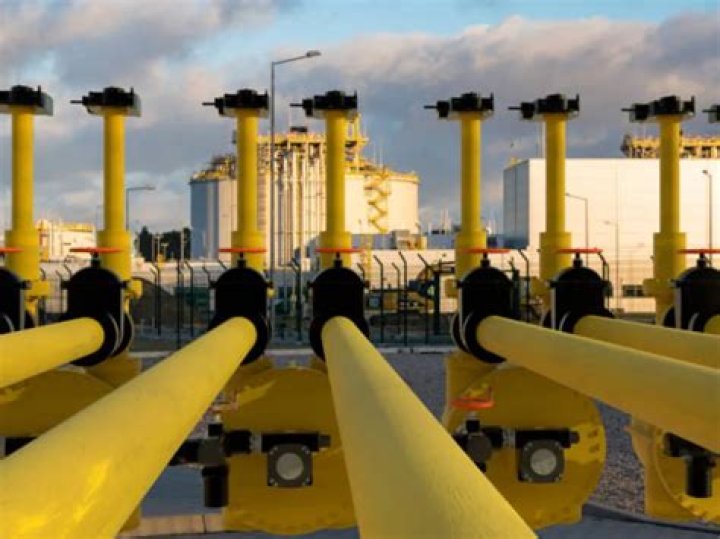 Can natural gas be transported through pipes?