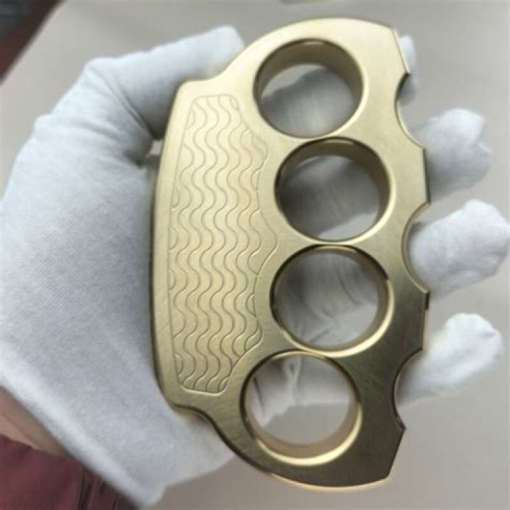 Can you buy knuckle dusters in Australia?
