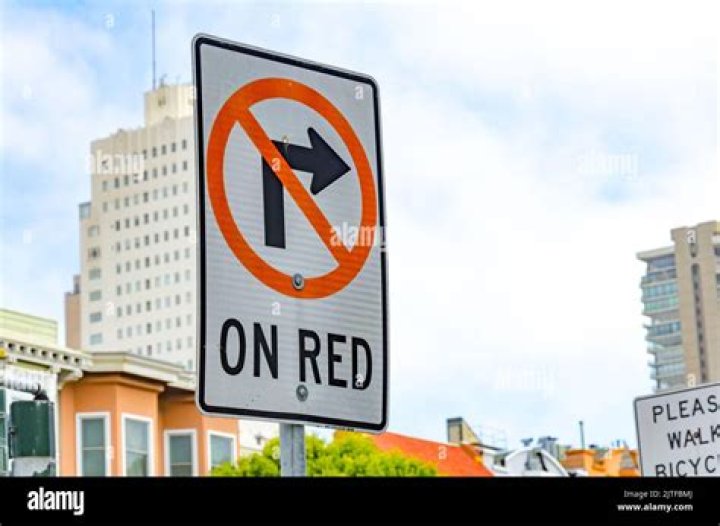 Can you turn right on red queens?