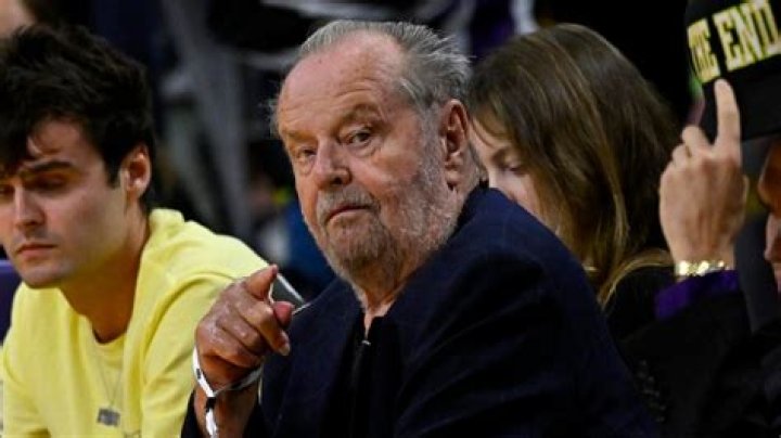 Does Jack Nicholson still watch the Lakers?