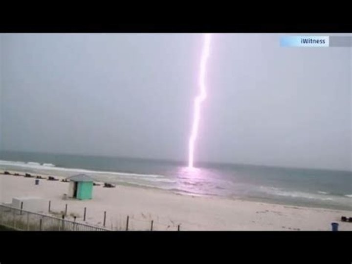 Does sand really turn to glass when struck by lightning?