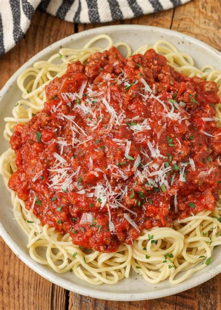 Does spaghetti sauce have red dye?
