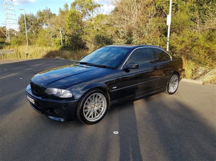 Does the E46 330i have an LSD?