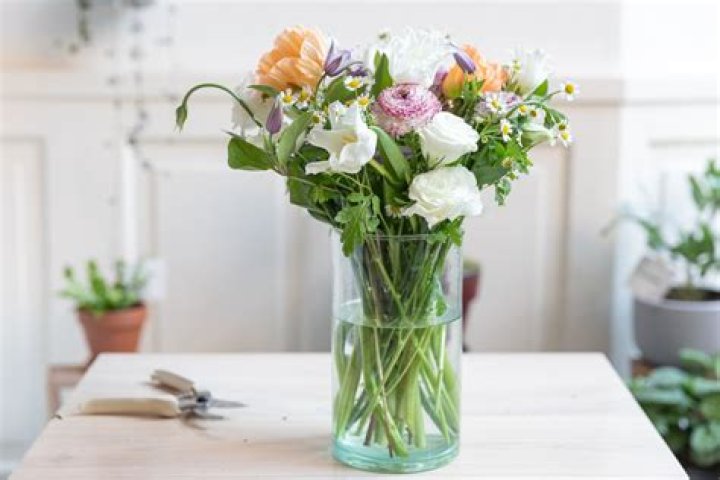 How do you arrange flowers in water?