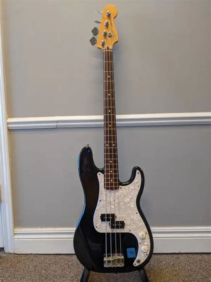 How do you date a Mexican Fender bass?