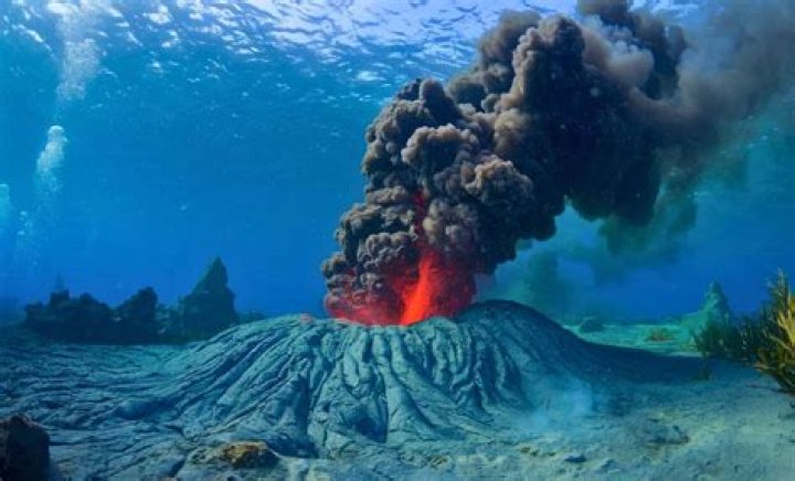 How does a underwater volcano work?