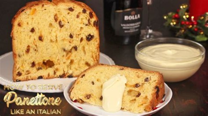 How is panettone traditionally eaten?