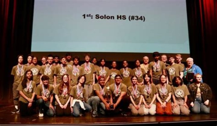 How many students are in Solon high school?