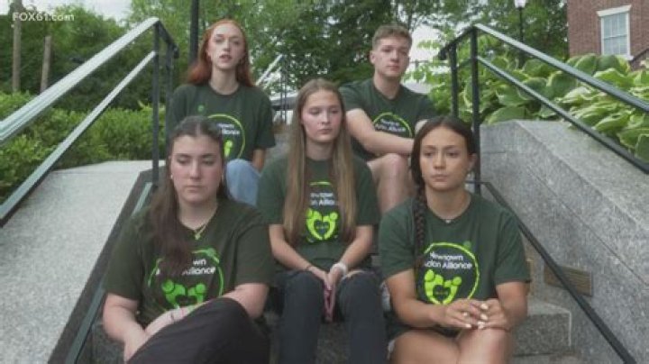 How many students Newtown ct?
