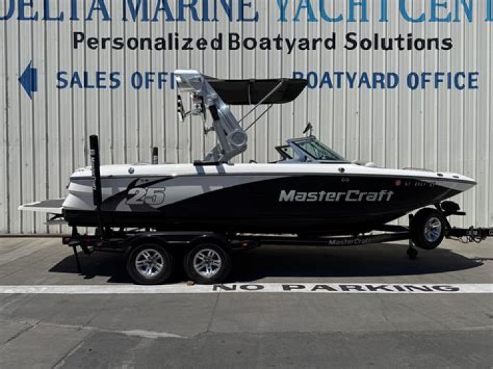 How much does a 2012 MasterCraft x25 weight?