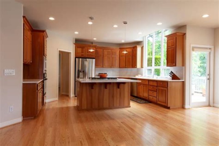 How much does it cost to refinish cabinets in the kitchen?