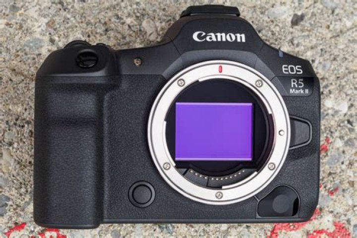 Is it worth buying Canon 5DSR?