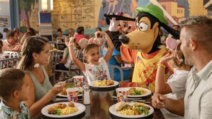 Is there any character dining in Hollywood studios?