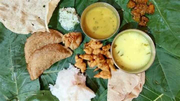 What are the items in Maharashtrian thali?