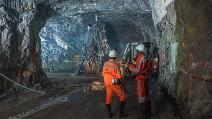 What explosives are used in mining?