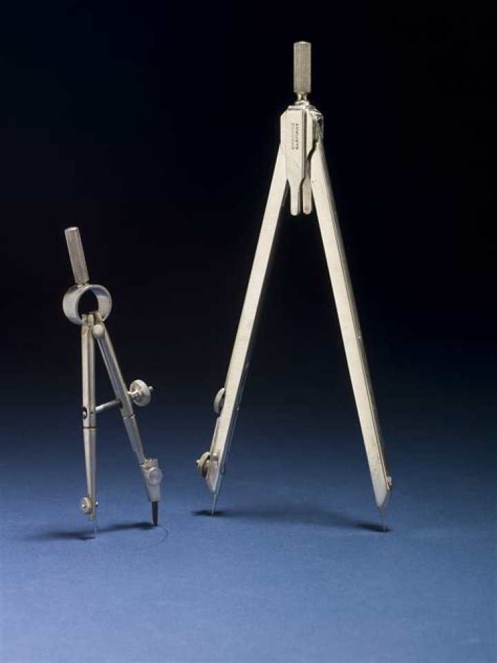 What is the difference between compass and divider?