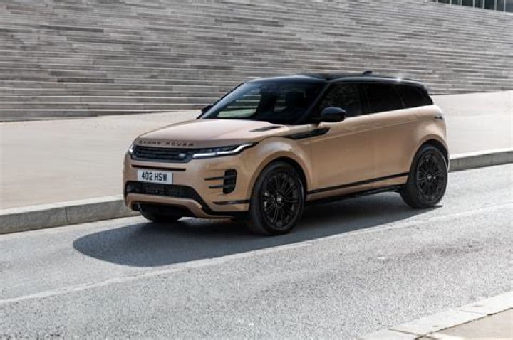 What is the difference between Evoque SE and SE Tech?