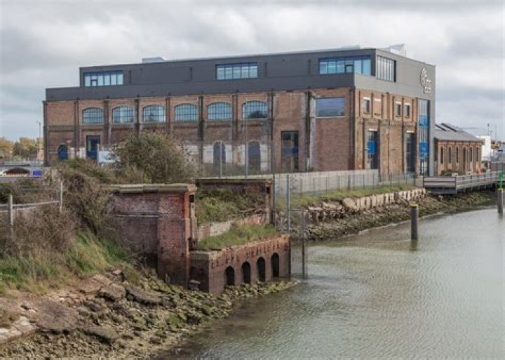 When did Newhaven marine station close?
