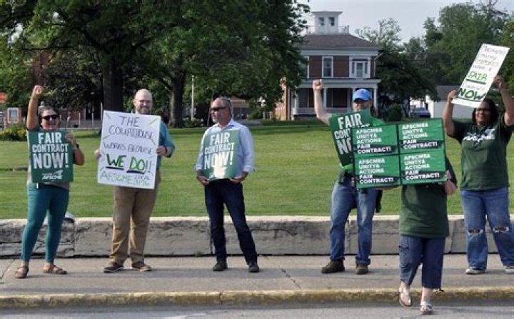 Who has internet without a contract?