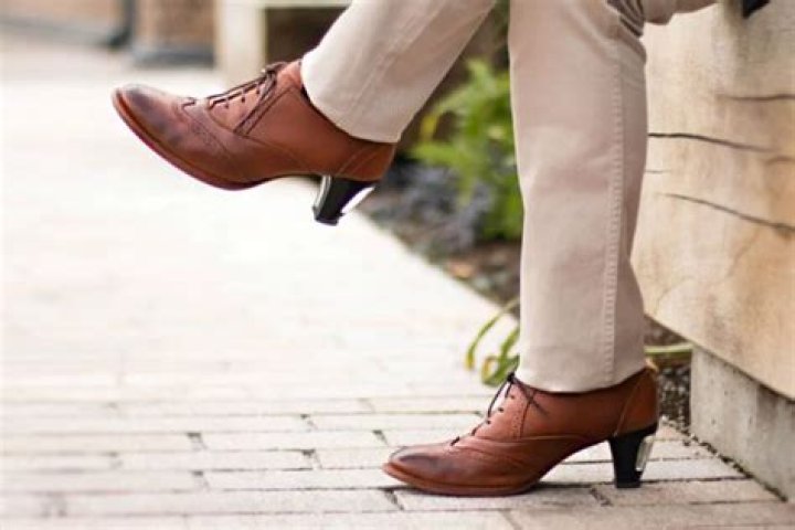 Why did Persian men wear high heels?