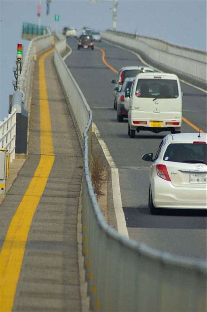 Why is the Eshima Ohashi bridge so steep?